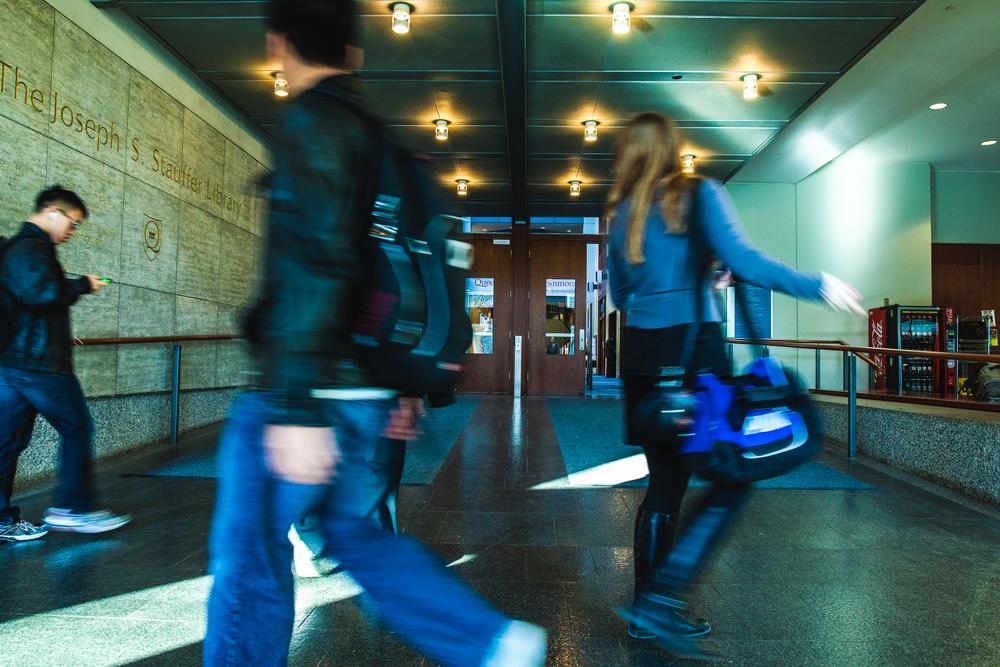 Students walking into Stauffer Library 